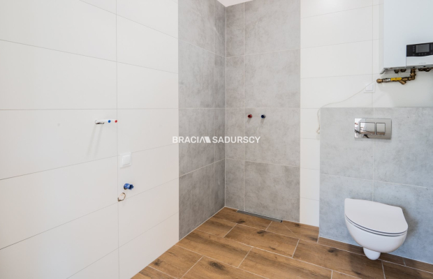 Lokal usługowy z miejscami parkingowymi 