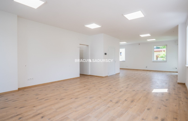 Lokal usługowy z miejscami parkingowymi 