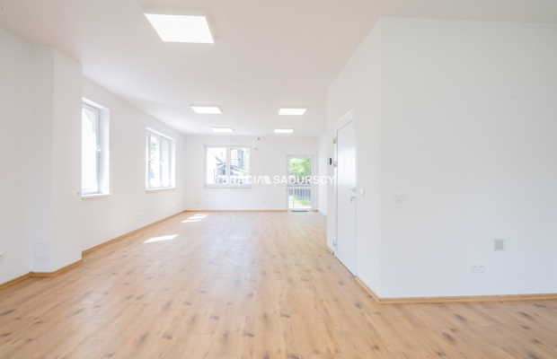 Lokal usługowy z miejscami parkingowymi 