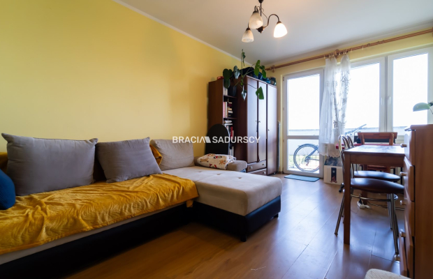 3 pok z widokiem na panoramę miasta.