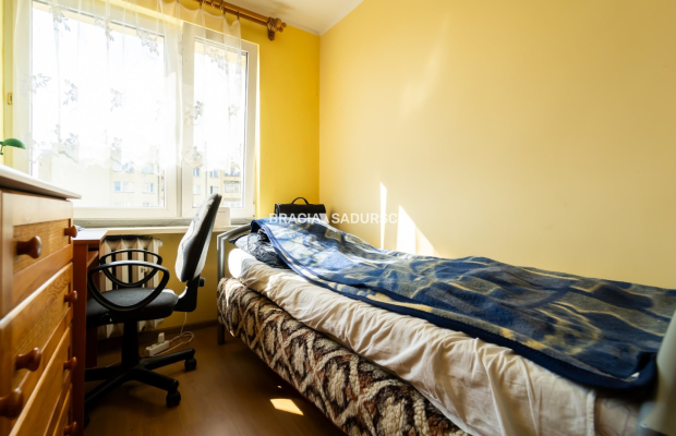 3 pok z widokiem na panoramę miasta.