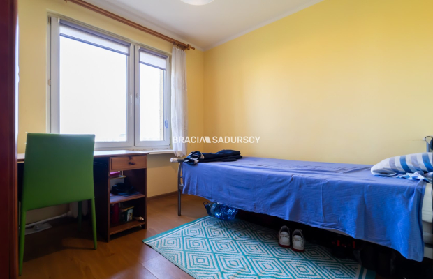 3 pok z widokiem na panoramę miasta.