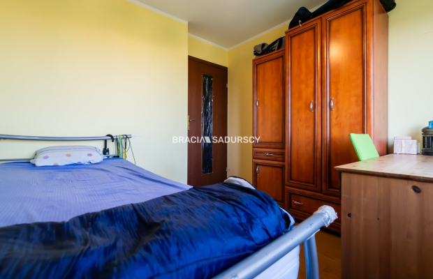 3 pok z widokiem na panoramę miasta.