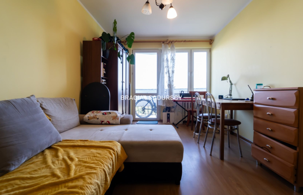 3 pok z widokiem na panoramę miasta.