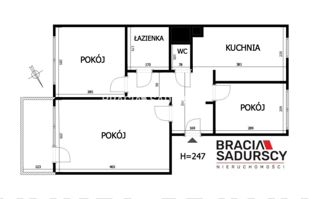 3 pok z widokiem na panoramę miasta.