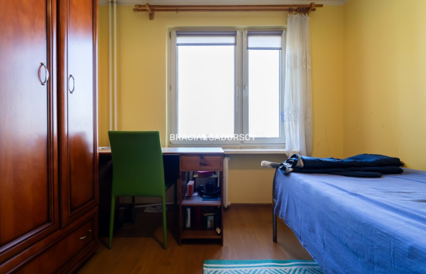 3 pok z widokiem na panoramę miasta.