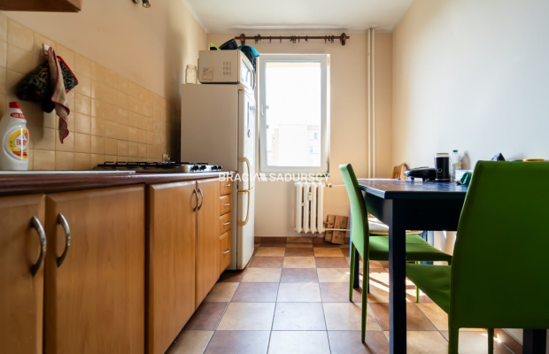 3 pok z widokiem na panoramę miasta.