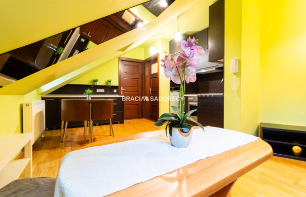 2-POKOJOWE MIESZKANIE W ODRESTAUROWANEJ KAMIENICY