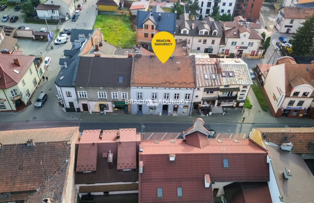 Mieszkanie z garażem, lokalem handlowym i piwnicą.