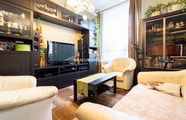 Mieszkanie z garażem, lokalem handlowym i piwnicą.