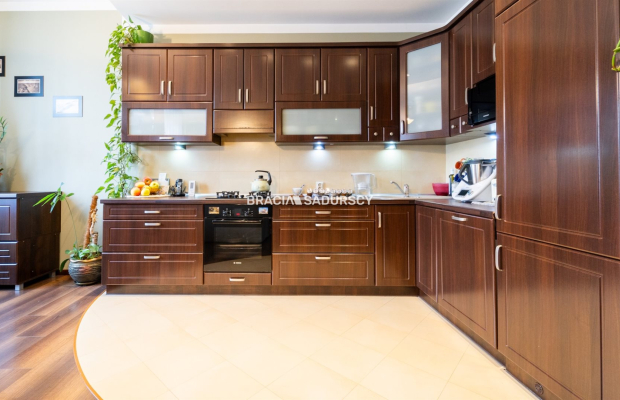 Mieszkanie z garażem, lokalem handlowym i piwnicą.