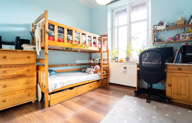 Mieszkanie z garażem, lokalem handlowym i piwnicą.