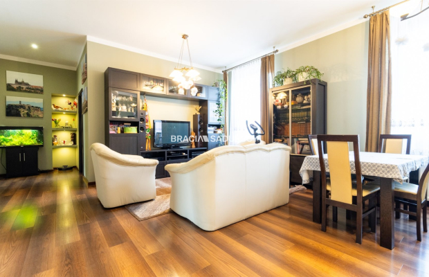 Mieszkanie z garażem, lokalem handlowym i piwnicą.