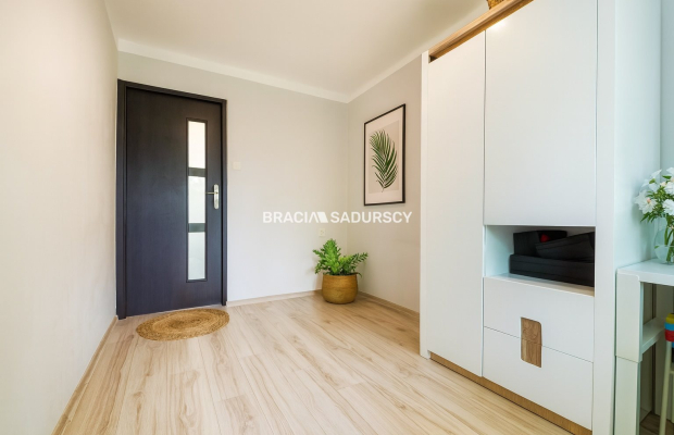 2 pokoje + osobna kuchnia, blisko tramwaj, Park