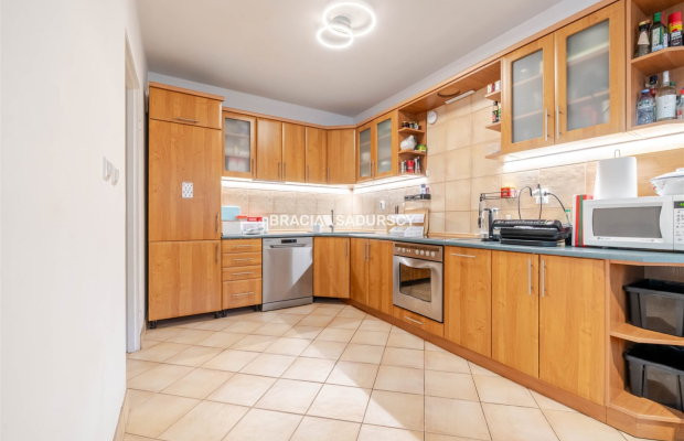 Sprzedam, duża kuchnia, 2-pok z balkonem 