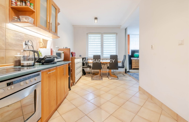 Sprzedam, duża kuchnia, 2-pok z balkonem 