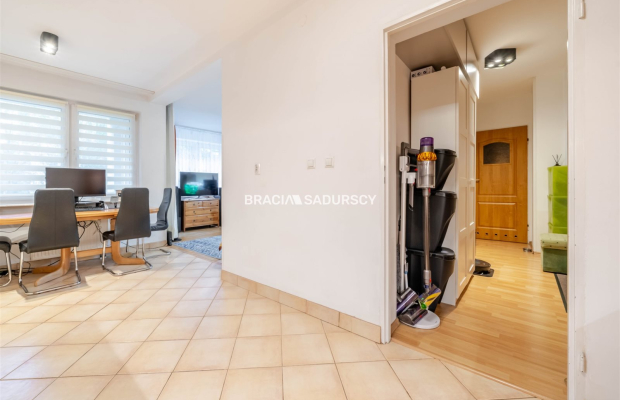 Sprzedam, duża kuchnia, 2-pok z balkonem 