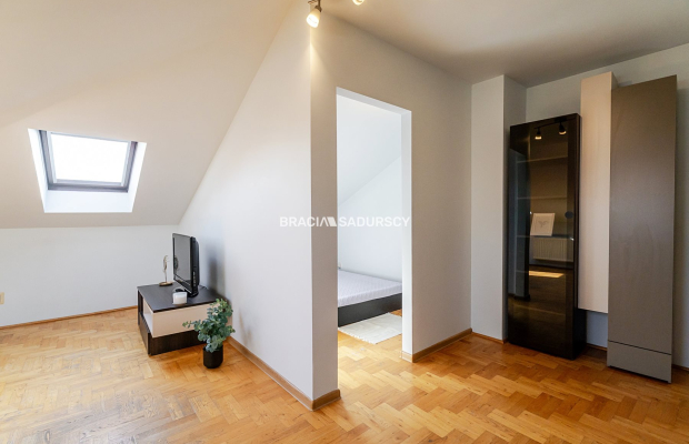 Sprzedam klimatyczne, poddaszowe mieszkanie/Ruczaj