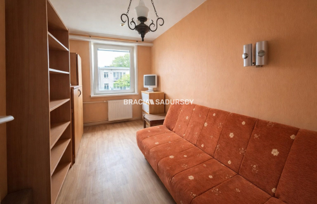 Okólna, widok na zieleń. Do generalnego remontu