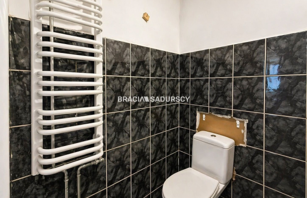 Okólna, widok na zieleń. Do generalnego remontu