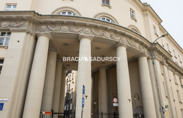 Parterowy przestronny lokal z oknami na ulicę.