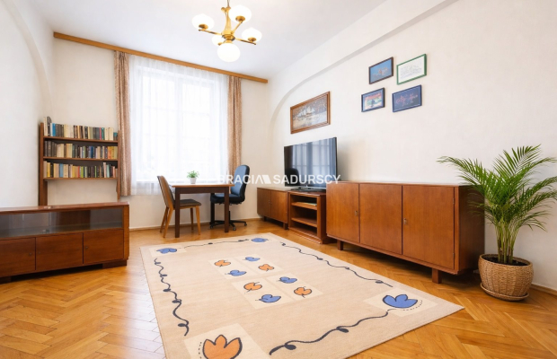 Parterowy przestronny lokal z oknami na ulicę.