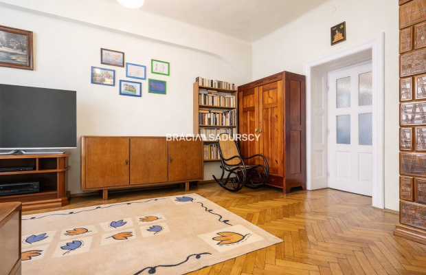 Parterowy przestronny lokal z oknami na ulicę.