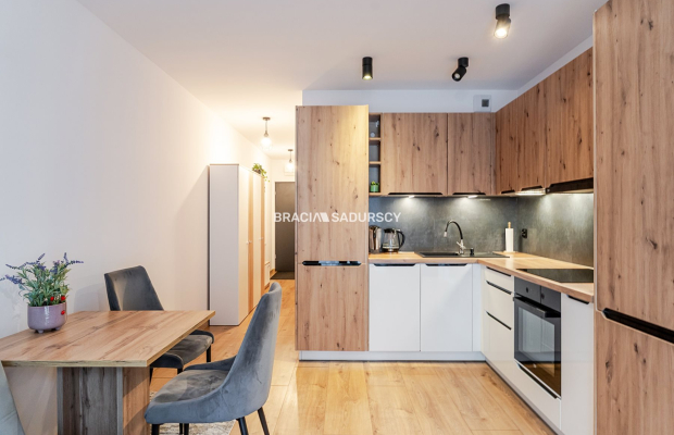 Dwupokojowe mieszkanie na strzeżonym osiedlu.