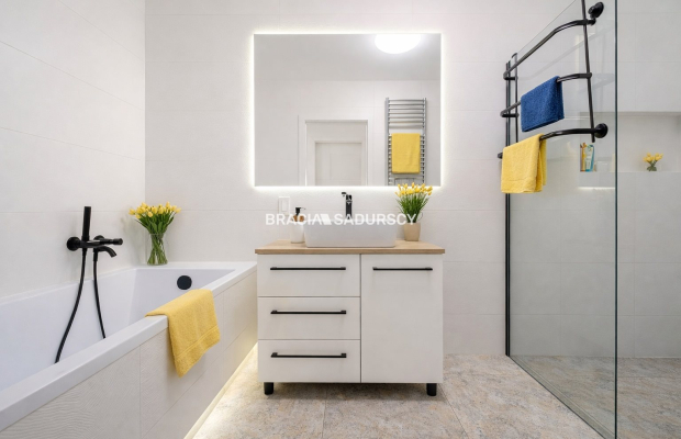 Duże mieszkanie z dwoma balkonami i parkingiem.