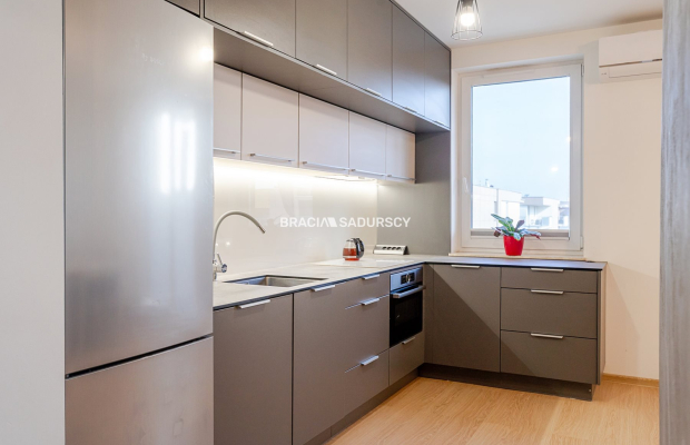 Duże mieszkanie z dwoma balkonami i parkingiem.