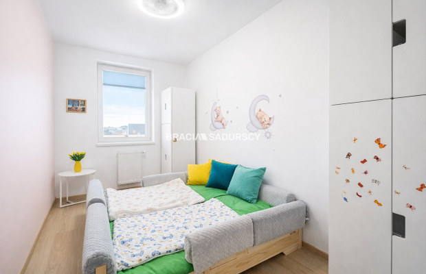 Duże mieszkanie z dwoma balkonami i parkingiem.