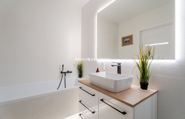 Duże mieszkanie z dwoma balkonami i parkingiem.