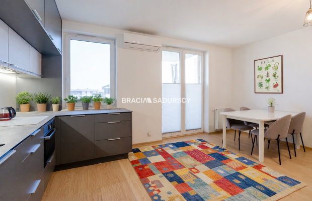 Duże mieszkanie z dwoma balkonami i parkingiem.