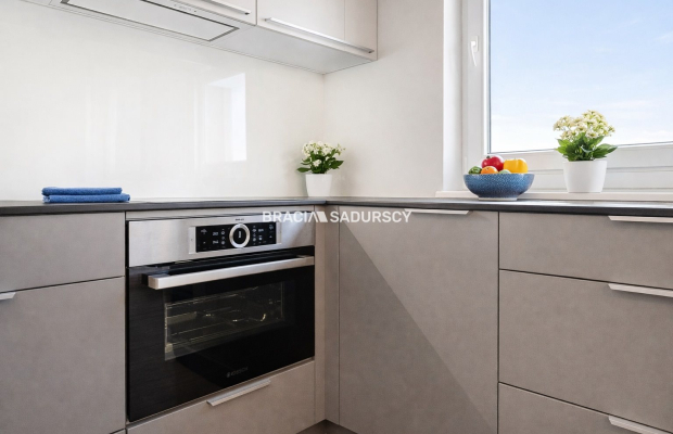 Duże mieszkanie z dwoma balkonami i parkingiem.