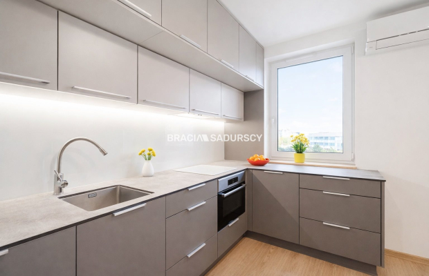 Duże mieszkanie z dwoma balkonami i parkingiem.