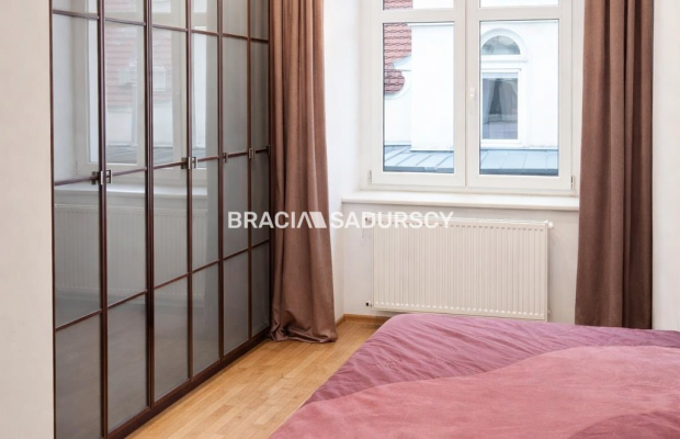 Jasne przestronne mieszkanie na Starym Mieście.