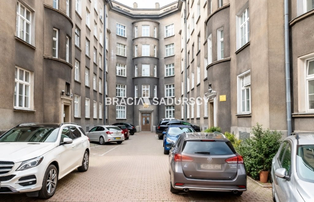 Jasne przestronne mieszkanie na Starym Mieście.