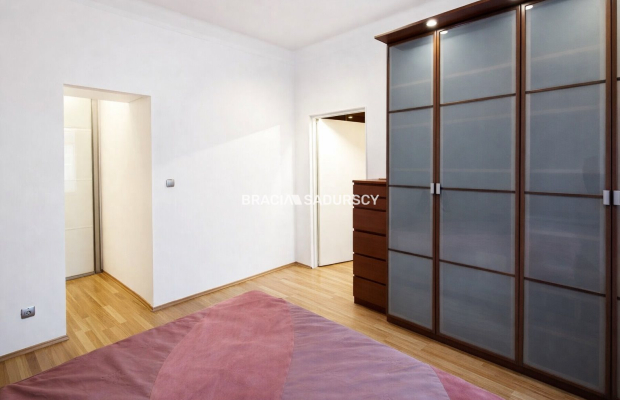 Jasne przestronne mieszkanie na Starym Mieście.