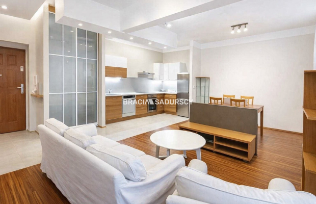 Jasne przestronne mieszkanie na Starym Mieście.