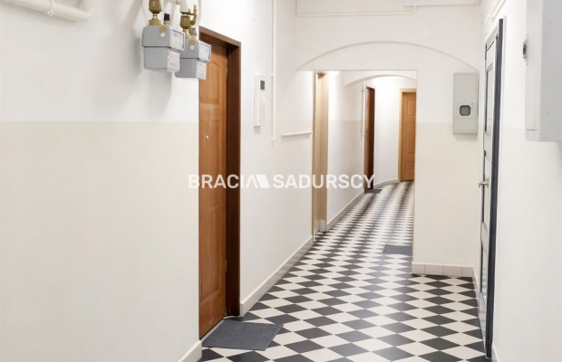 Jasne przestronne mieszkanie na Starym Mieście.