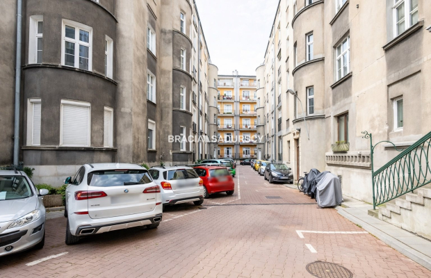 Jasne przestronne mieszkanie na Starym Mieście.