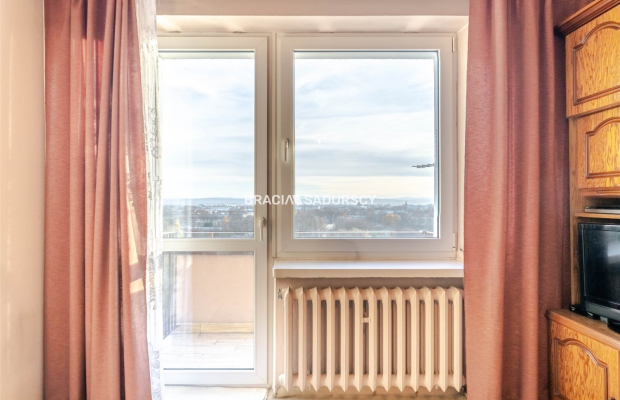 Kraków, Nowa Huta - Osiedle Krakowiaków  
Na sprzedaż mieszkanie położone na 10. piętrze jedenastopiętrowego budynku z 1970 rok