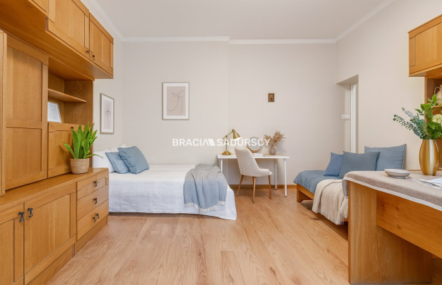 Na sprzedaż wyjątkowe mieszkanie inwestycyjne na Starym Mieście w okolicach Poczty Głównej.    
 
Zadbana kamienica i podwórze 