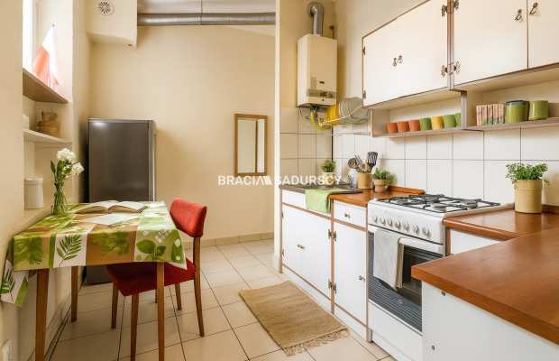 Na sprzedaż wyjątkowe mieszkanie inwestycyjne na Starym Mieście w okolicach Poczty Głównej.    
 
Zadbana kamienica i podwórze 