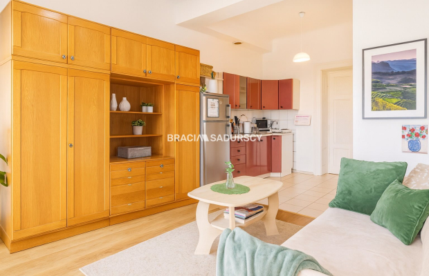 Na sprzedaż wyjątkowe mieszkanie inwestycyjne na Starym Mieście w okolicach Poczty Głównej.    
 
Zadbana kamienica i podwórze 