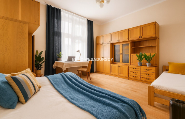 Na sprzedaż wyjątkowe mieszkanie inwestycyjne na Starym Mieście w okolicach Poczty Głównej.    
 
Zadbana kamienica i podwórze 