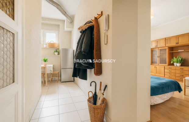 Na sprzedaż wyjątkowe mieszkanie inwestycyjne na Starym Mieście w okolicach Poczty Głównej.    
 
Zadbana kamienica i podwórze 