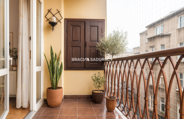 Na sprzedaż wyjątkowe mieszkanie inwestycyjne na Starym Mieście w okolicach Poczty Głównej.    
 
Zadbana kamienica i podwórze 