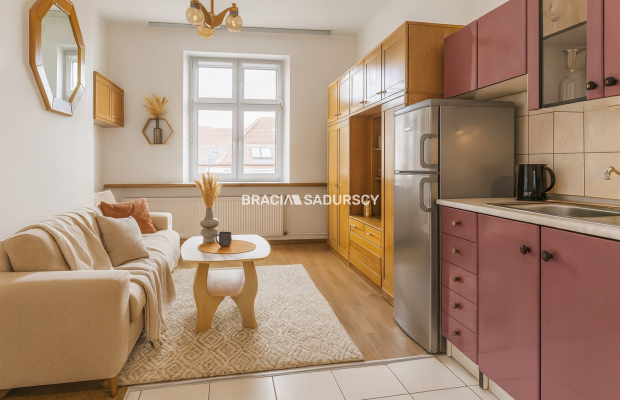 Na sprzedaż wyjątkowe mieszkanie inwestycyjne na Starym Mieście w okolicach Poczty Głównej.    
 
Zadbana kamienica i podwórze 