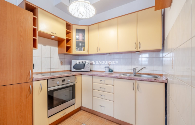 Przytulne mieszkanie z garażem podziemnym w południowej części Krakowa - spokojna dobrze skomunikowana okolica.  

  Biuro nier